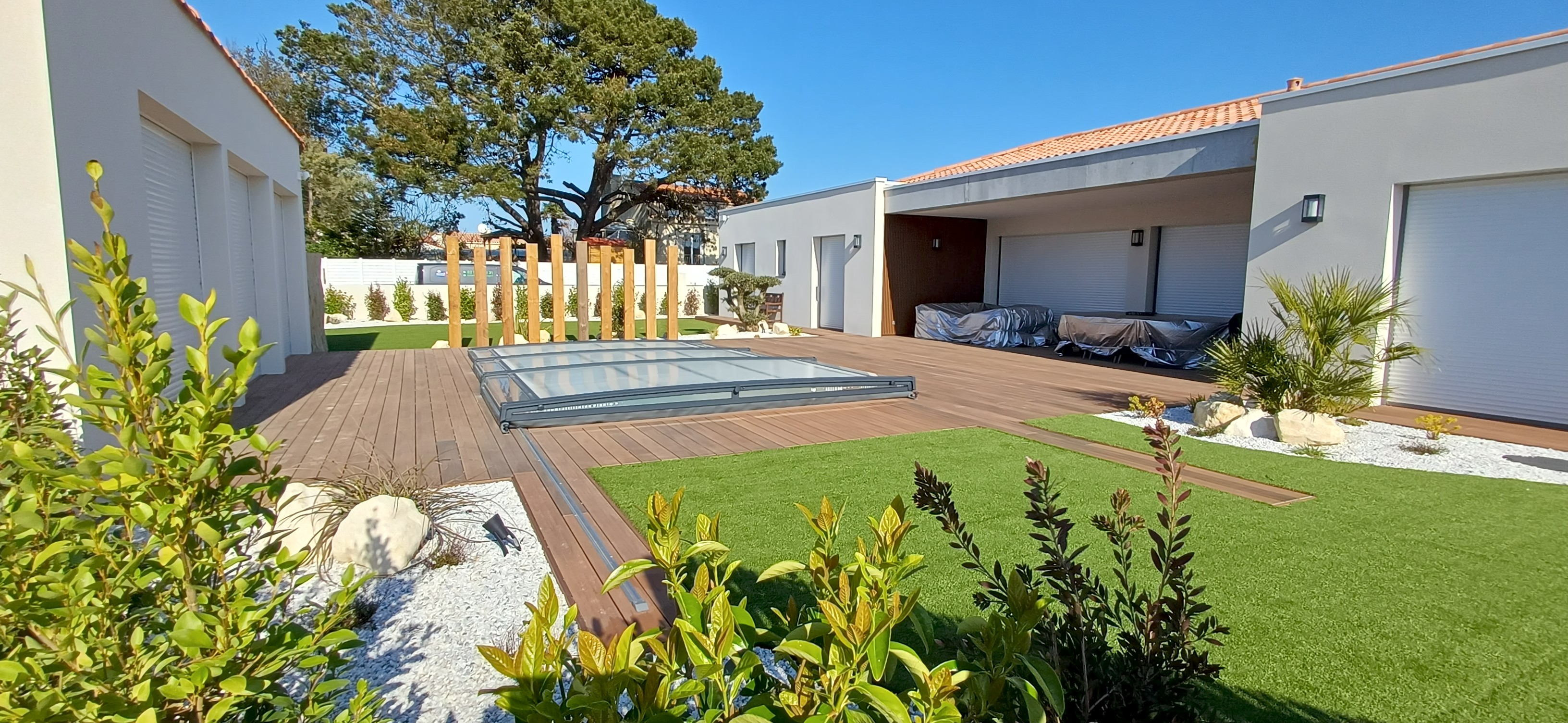 Villa contemporaine avec piscine couverte et terrasse bois